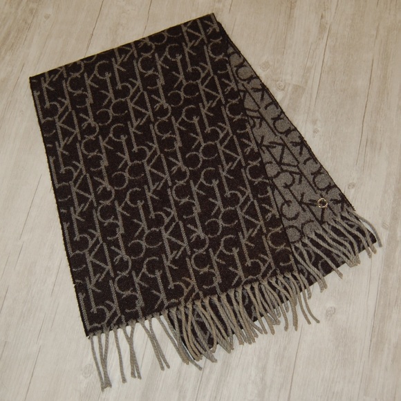 Calvin Klein Reversible Logo Scarf - Picture 2 of 4